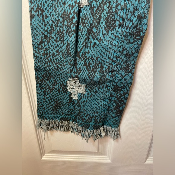 Lucky and Blessed Snakeskin Distressed Jeans 4 NWT - Picture 6 of 13